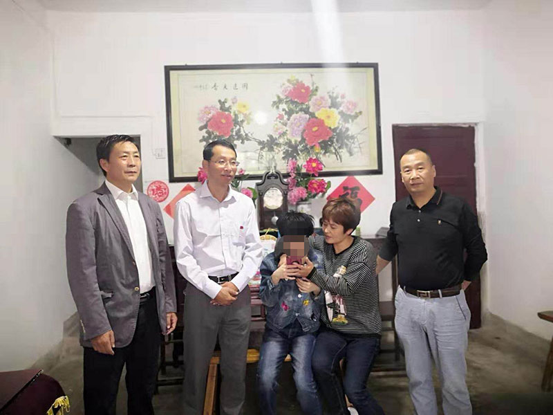 主題教育正當時 志愿服務(wù)暖民心——區(qū)城建投公司黨支部開展志愿服務(wù)、點亮“微心愿”黨日活動