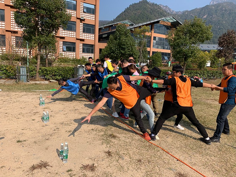 不忘初心、繼續(xù)前行、同心同行、勇攀高峰——屯溪城建投公司開展“不忘初心、牢記使命”主題教育素質(zhì)拓展訓(xùn)練