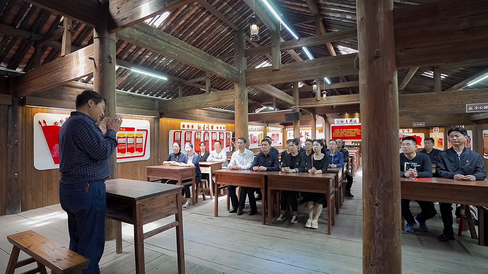 屯溪區(qū)國(guó)投集團(tuán)開展學(xué)黨史、祭英烈主題黨日活動(dòng)