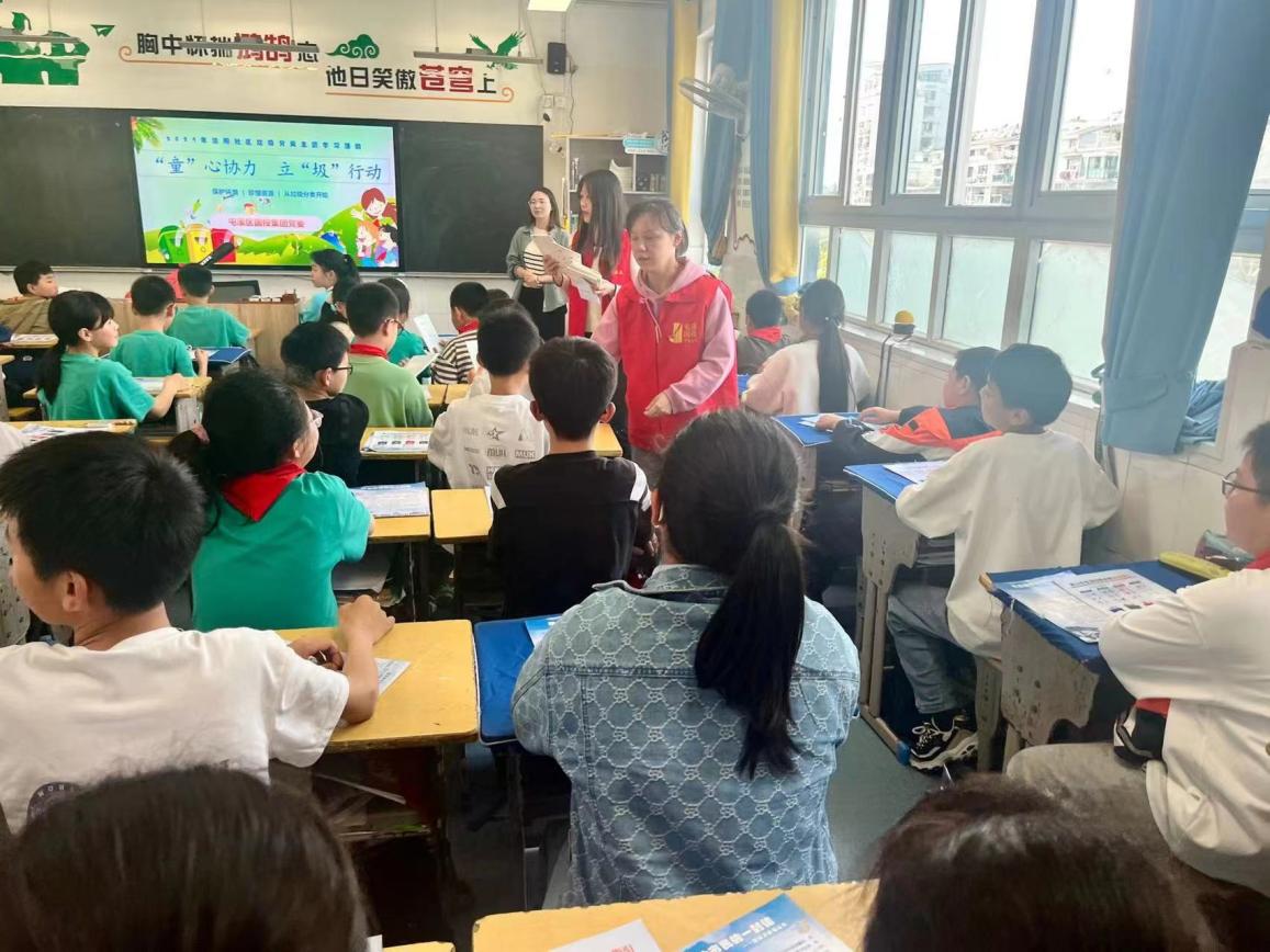 “攜手共筑美好家園”——開(kāi)展垃圾分類(lèi)宣傳、小區(qū)衛(wèi)生整治志愿者活動(dòng)