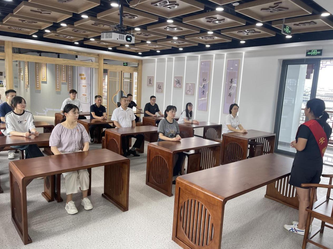 見賢思齊學(xué)楷模，崇德向善做好人——區(qū)國投集團(tuán)黨委開展8月份主題黨日活動