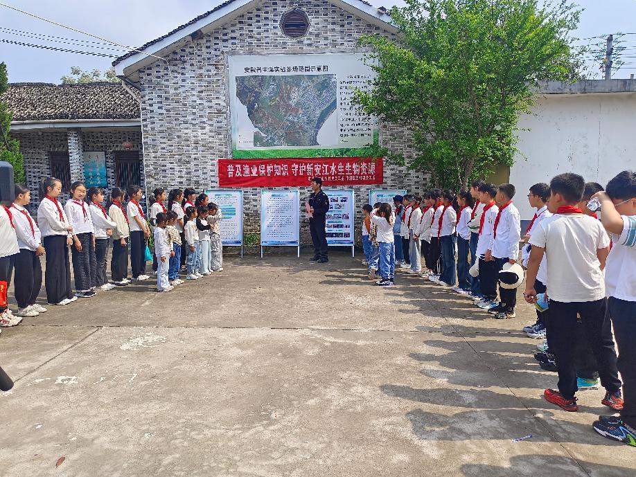 區(qū)關(guān)工委組織學(xué)生到實驗茶場開展茶文化主題實踐活動